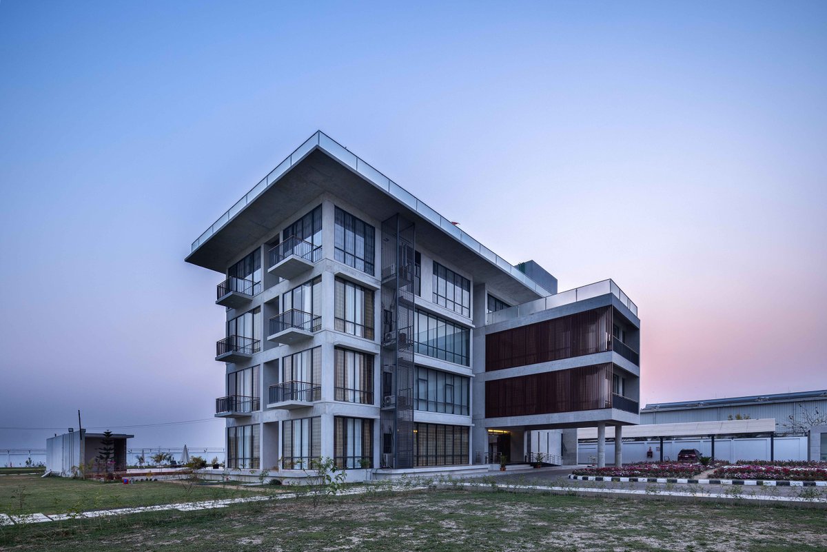 ArchBizBD's tweet photo. 𝗙𝗹𝗼𝗮𝘁𝗶𝗻𝗴 𝗮𝗯𝗼𝘃𝗲 𝘁𝗵𝗲 𝗳𝗮𝗿𝗺𝗹𝗮𝗻𝗱𝘀 𝗼𝗳 𝗞𝘂𝘀𝗵𝘁𝗶𝗮
Designed as an asymmetric cruciform elevated on pilots, the 𝗞𝗶𝗿𝗮𝗻 𝗥𝗲𝘀𝘁 𝗛𝗼𝘂𝘀𝗲 by 𝐒𝐓𝐇𝐀𝐏𝐎𝐓𝐈𝐊 balances high corporate privacy with a ₃₆₀° perspective of the spectacular surroundings. https://t.co/eScVt9ezZi