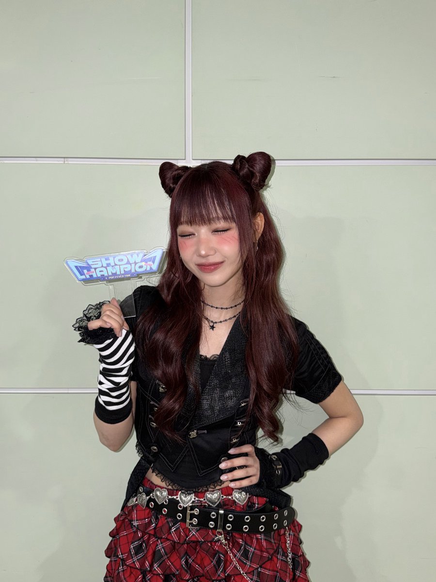 showchampion1's tweet photo. #쇼챔피언 이 #비장의무기 를 준비했다‼️ ✨
많이 많이 봐줘라 ~ 📺

#쇼챔피언 의 심장을 저격한 
 #PerfectTarget 무대가 맛이 난다면서~ 🍭

탕🔫 탕🔫 타랑 
탕🔫 탕🔫 탕🔫

중독성 강한 #최유정 의 무대를 기대하라고 하신다~🎆 https://t.co/4aPLeC8Htr