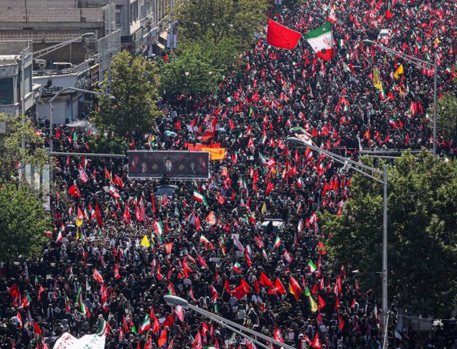 Alilkei's tweet photo. امام شهید رفت؛
اما میلیون‌ها قدم، ادامه راه او را فریاد زد.
این خروش، پایان یک راه نبود؛ آغاز فصلی تازه بود.
#باید_برخاست
#وداع_علویان https://t.co/UyP2EWvox8