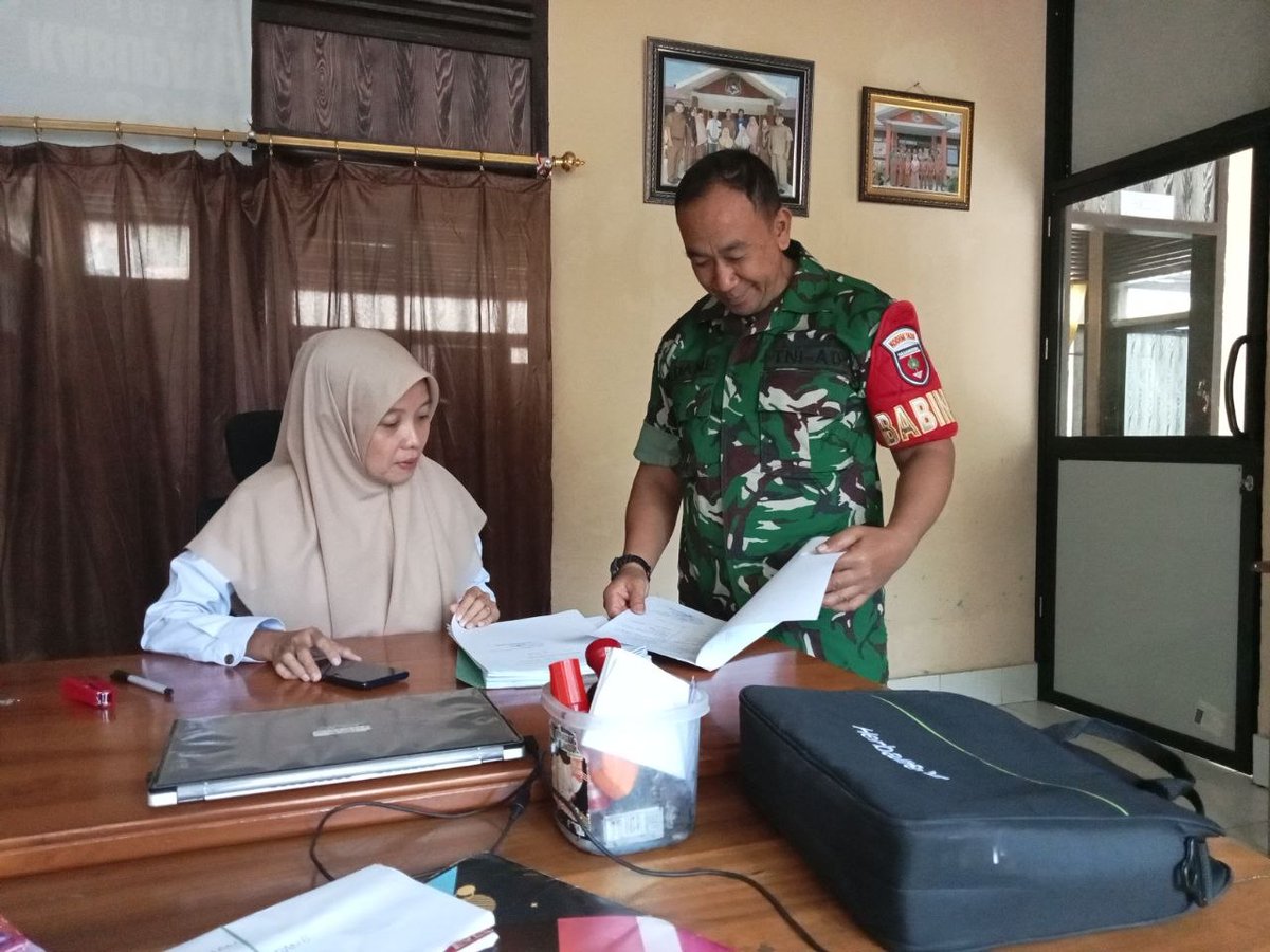 1420_sidrap's tweet photo. Perbarui Data Wilayah Binaan, Babinsa Serma Syahniawan Dani Laksanakan Puldatater di Kantor Kelurahan Rappang, Rabu (08/07/2026)
#tni
#puspentni
#tniad
#dispenad
#kodam14hasanuddin
#koremtoddopuli
#tnimanunggalrakyat https://t.co/KhnKfEzInp