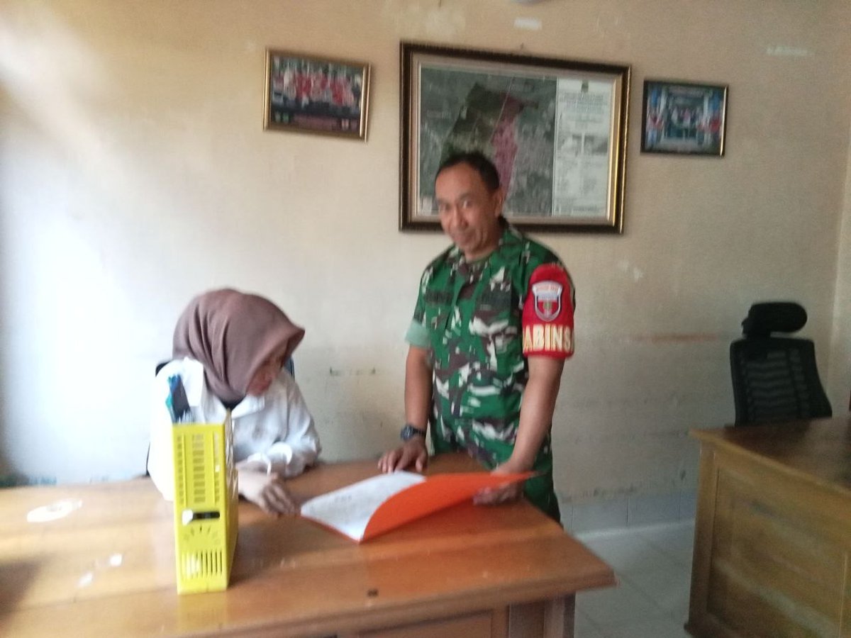 1420_sidrap's tweet photo. Perbarui Data Wilayah Binaan, Babinsa Serma Syahniawan Dani Laksanakan Puldatater di Kantor Kelurahan Rappang, Rabu (08/07/2026)
#tni
#puspentni
#tniad
#dispenad
#kodam14hasanuddin
#koremtoddopuli
#tnimanunggalrakyat https://t.co/KhnKfEzInp