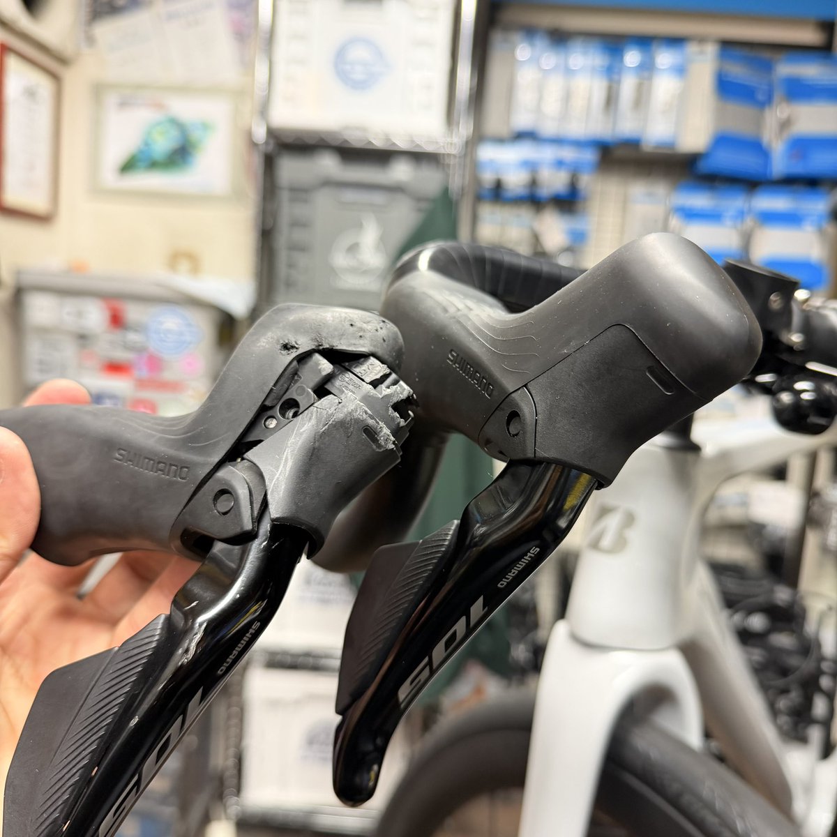 u2bikes's tweet photo. ブレーキレバーは最も外にあるパーツのひとつ、　
種類関係なく転倒や輪行時に破損の可能性多々

補修部品もあるけれど、作業工賃や
壊れてない部位の経年劣化も考慮すると
いっそレバー丸ごと交換が安上がりな事も

ホース&キャリパーとセットの方がお得で
オーバーホール時ならそちらをご提案したり

長期でみて良い事あるある。
お客さんとお話しご相談からのご提案、
より良くなるよう出来る事を出来る限りで🛠️
 #ロードバイク #オーバーホール
 #コンポーネント交換
 #出来る事を出来る限りで
 #U2BIKES