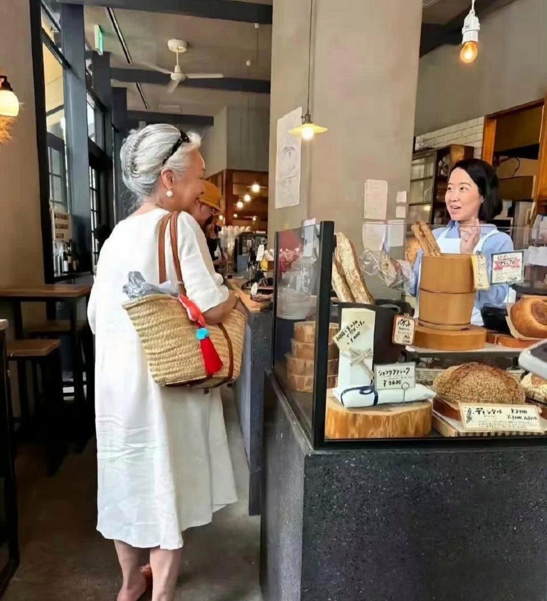 YixMeUp's tweet photo. Helped my neighbor carry her groceries today and got the sweetest homemade cookies in return! Small acts of kindness make the neighborhood warmer. https://t.co/BuklNhEa3x