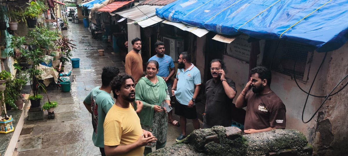aboli_khadye's tweet photo. प्रभाग १९८ मधील गणपतराव कदम मार्ग, रुस्तमवाला चाळ येथील हनुमान मंदिर परिसरात कोसळलेल्या झाडाची आज प्रत्यक्ष पाहणी केली. संबंधित यंत्रणेला तातडीने झाड हटवून परिसर सुरक्षित करण्याच्या सूचना दिल्या. नागरिकांची सुरक्षितता हेच सर्वोच्च प्राधान्य. https://t.co/mLkQgLwE9C