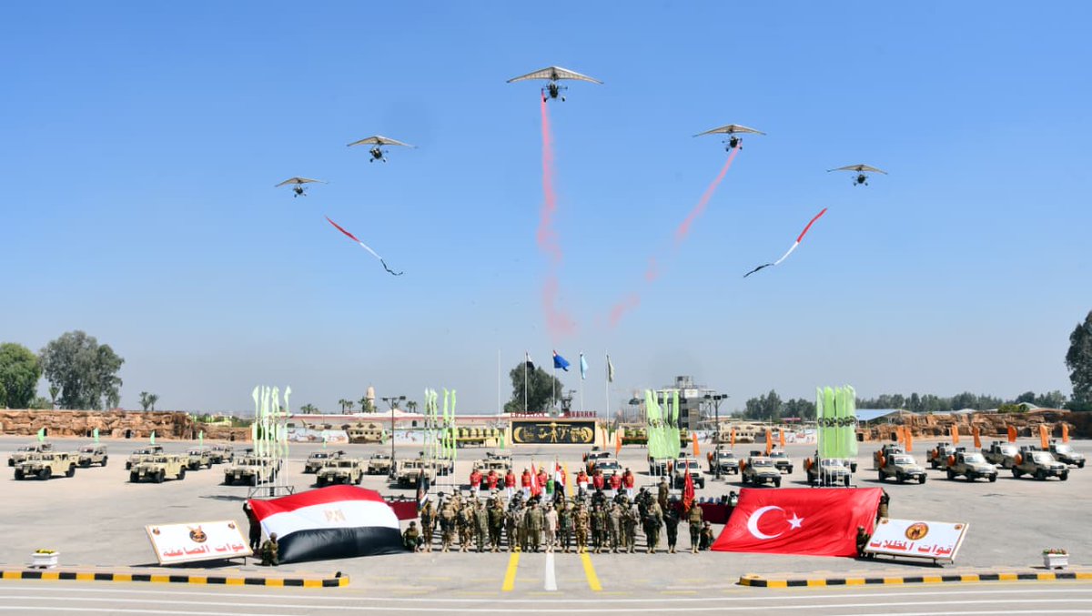EgyArmySpox's tweet photo. #المتحدث_العسكري : إنطلاق فعاليات التدريب المصرى التركى المشترك " العُقاب الذهبى – GOLDEN  EAGLE " ...
ـــــــــــــــــــــــــــــــــــــــــــــــــــــــــــــــــــــــــــــــــــــــــ
إنطلقت فعاليات التدريب المصرى التركى المشترك " العُقاب الذهبى - GOLDEN EAGLE " بمشاركة عناصر من قوات المظلات والصاعقة المصرية والقوات الخاصة التركية والذى تجرى فعالياته على مدار عدة أيام بميادين التدريب القتالى بقيادتى قوات المظلات والصاعقة بجمهورية مصر العربية .
تضمنت المرحلة الأولى فى التدريب عقد عدد من المحاضرات النظرية فى مختلف الموضوعات لتوحيد المفاهيم العملياتية وتحقيق الدمج والتجانس بين العناصر المشاركة ، كما تم تنظيم معرضاً للأسلحة والمعدات المستخدمة فى التدريب .
ومن المقرر أن يشهد التدريب تنفيذ عدداً من الأنشطة والفعاليات العملية للموضوعات والأهداف المخططة لتبادل الخبرات التكتيكية بين الجانبين وتحقيق أقصى إستفادة ممكنة للقوات المشاركة .
يأتى التدريب فى إطار خطة التدريبات المشتركة للقوات المسلحة مع نظائرها من الدول الشقيقة والصديقة لدعم علاقات التعاون فى مختلف المجالات العسكرية