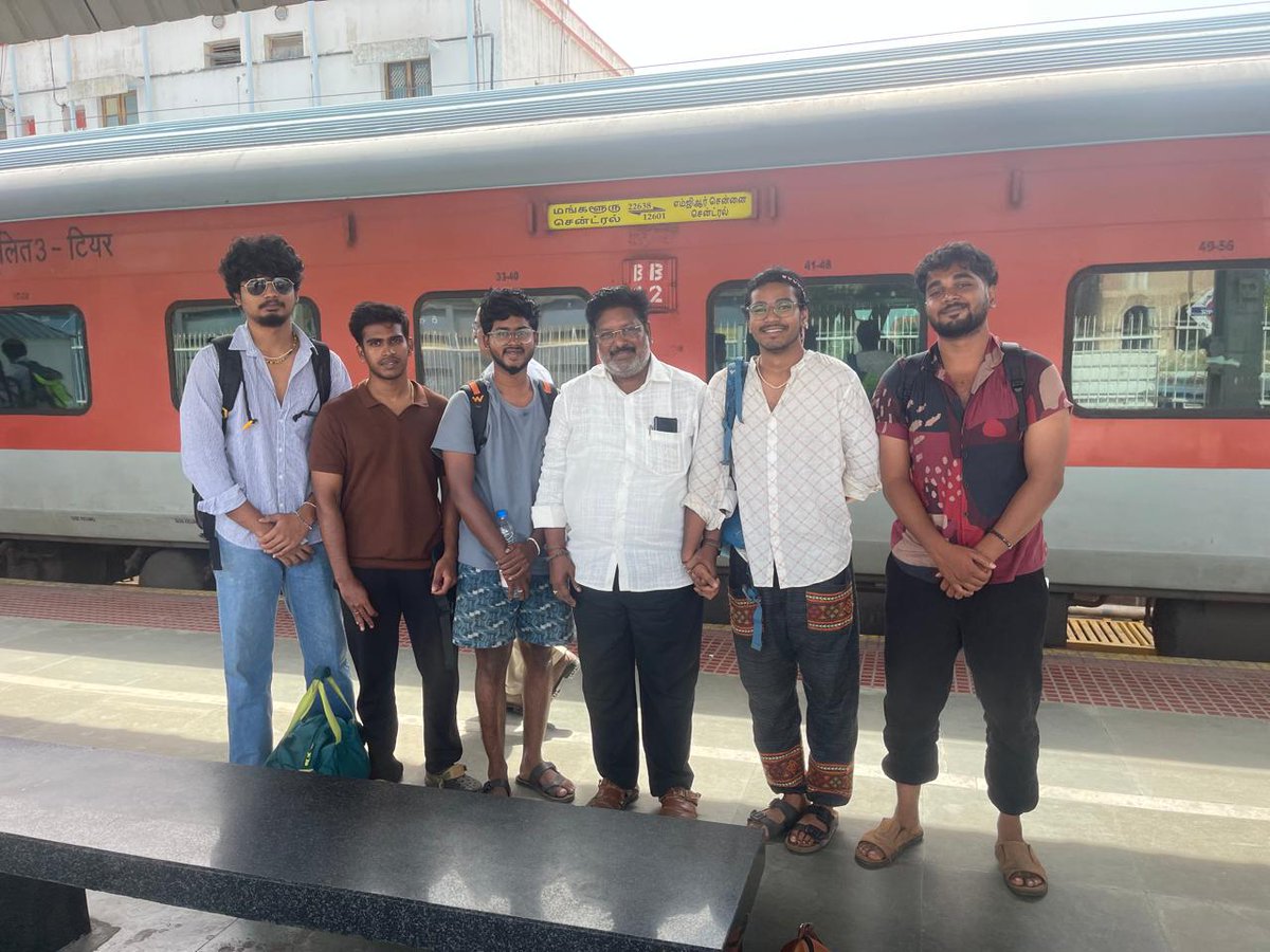 SaravanaKvms's tweet photo. A joyful moment today at Salem Railway Junction, where I met my  sister younger son
Dineshalong with his friends. It was a delightful opportunity to spend some quality time together, making the occasion truly memorable. Wishing them all a bright, successful, and prosperous future https://t.co/nTFLelCm39
