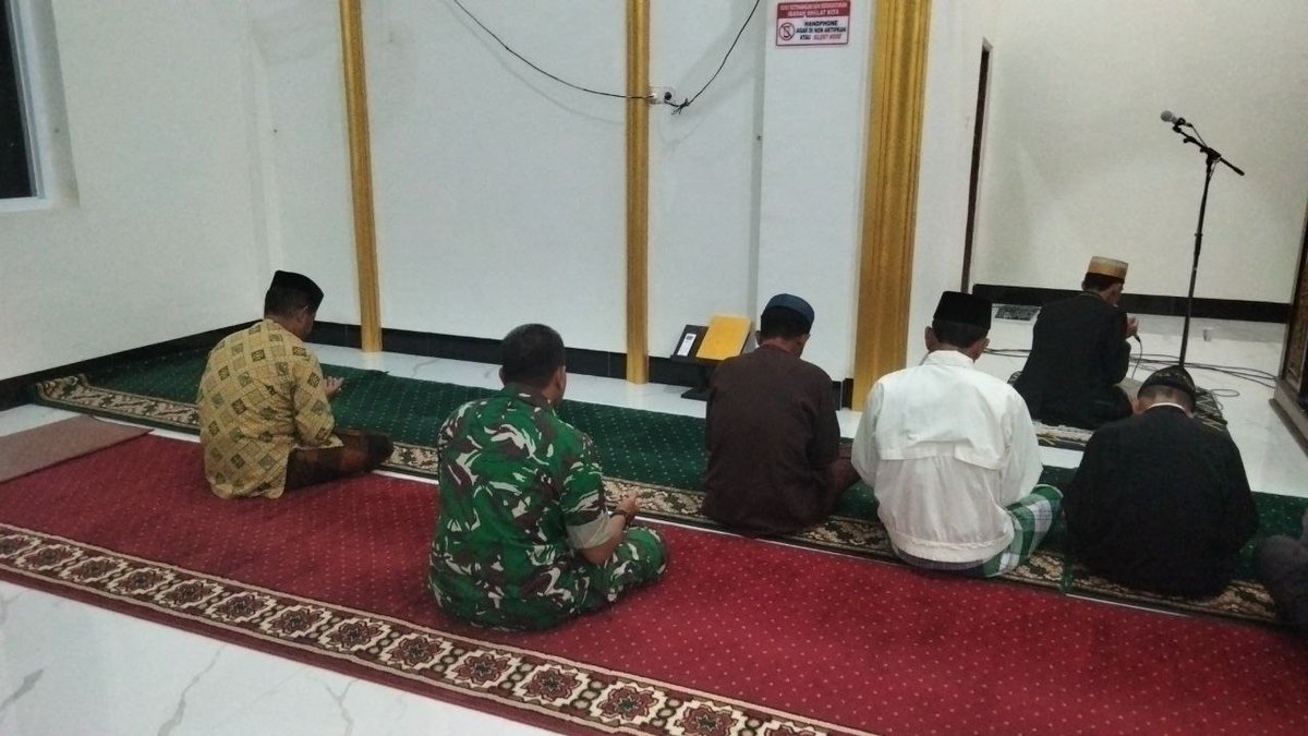 1420_sidrap's tweet photo. Perkuat Silaturahmi, Babinsa Kodim 1420/Sidrap Gencarkan Safari Subuh Berjamaah, Rabu (08/07/2026)
#tni
#puspentni
#tniad
#dispenad
#kodam14hasanuddin
#koremtoddopuli
#tnimanunggalrakyat https://t.co/ouLV6dQaM5