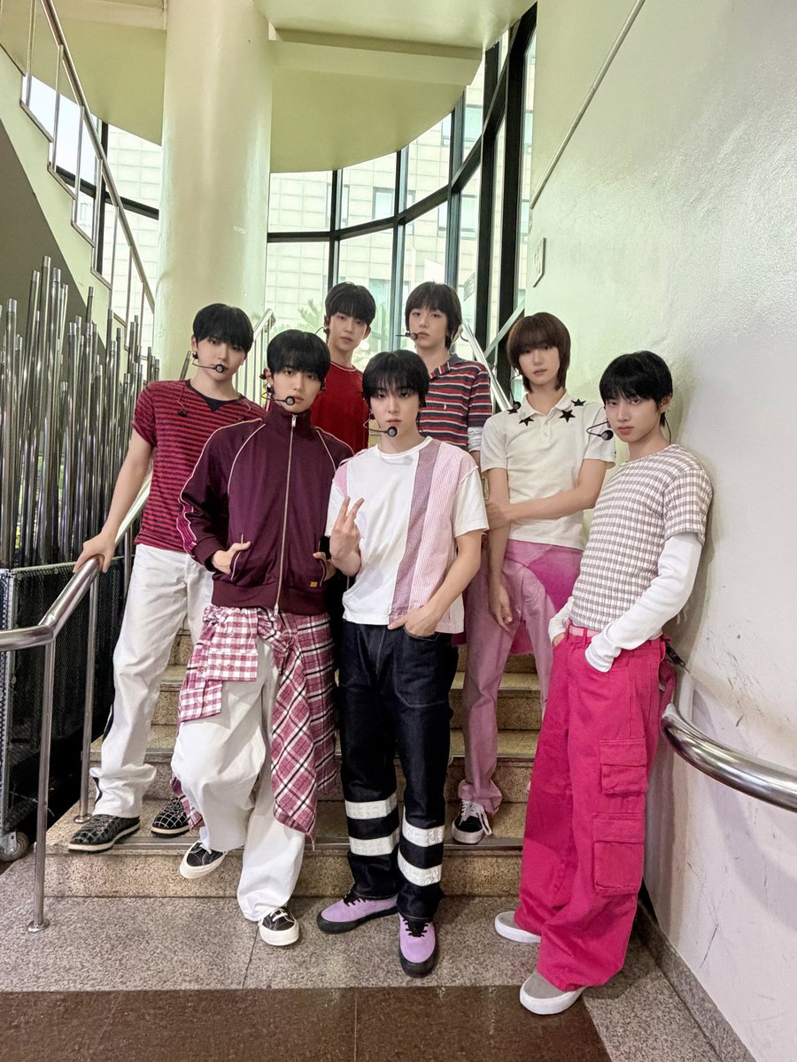 cheonmani's tweet photo. tbh i love how idid is one of the few groups  that rarely sticks to their official standing/sitting positions for group pics https://t.co/8IvhXxqfdP