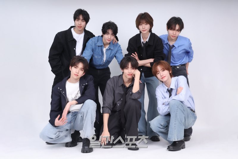 cheonmani's tweet photo. the only time they stick to their formation is during formal press pics/red carpet/fancon stuff https://t.co/WgaCyaGlrr