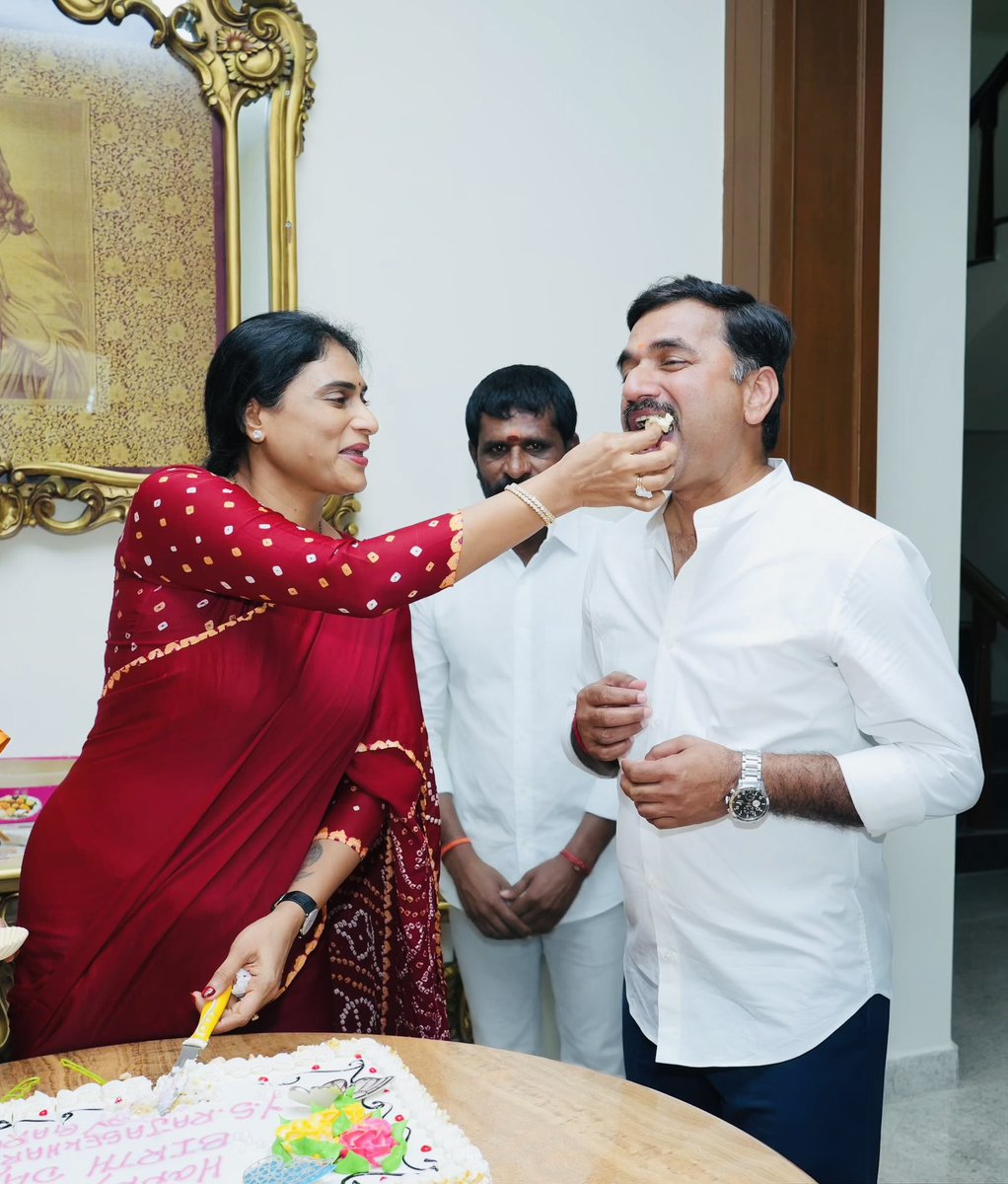 PittaRamReddy's tweet photo. మాట తప్పని.. మడమ తిప్పని.. ఆ ప్రజా హృదయ నేత Dr. #YSR గారి 77వ జయంతి 💐🙏 సందర్భంగా  ఇడుపులపాయలో ఘన నివాళులు అర్పించి, షర్మిలమ్మతో, విజయమ్మ గారితో కలిసి కేక్ కట్ చేయడం జరిగింది.
@realyssharmila  #YSRLivesOn #YSR #YSRajashekarReddy https://t.co/YHxNIfW5Au