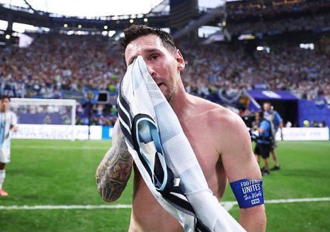 _LEO_94's tweet photo. لاتبكي يا ليو جعل المصريين فدا دموعك يا ملك .
 #منتخب_الفراعنه https://t.co/ax2YY1tuJd