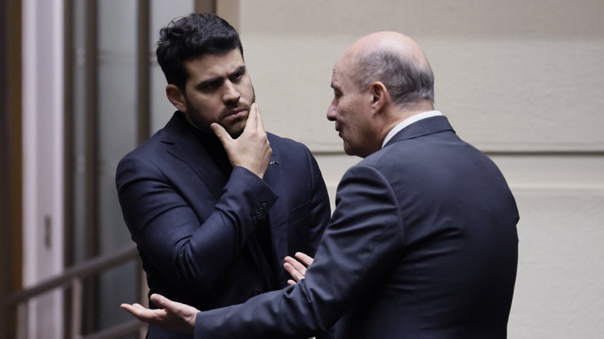 Cooperativa's tweet photo. Senador Diego Ibáñez (Frente Amplio) afirmó que al ministro de Hacienda, Jorge Quiroz, le falta "madurez y educación": https://t.co/0Z1OiL1rUN https://t.co/VAAofwBjFG