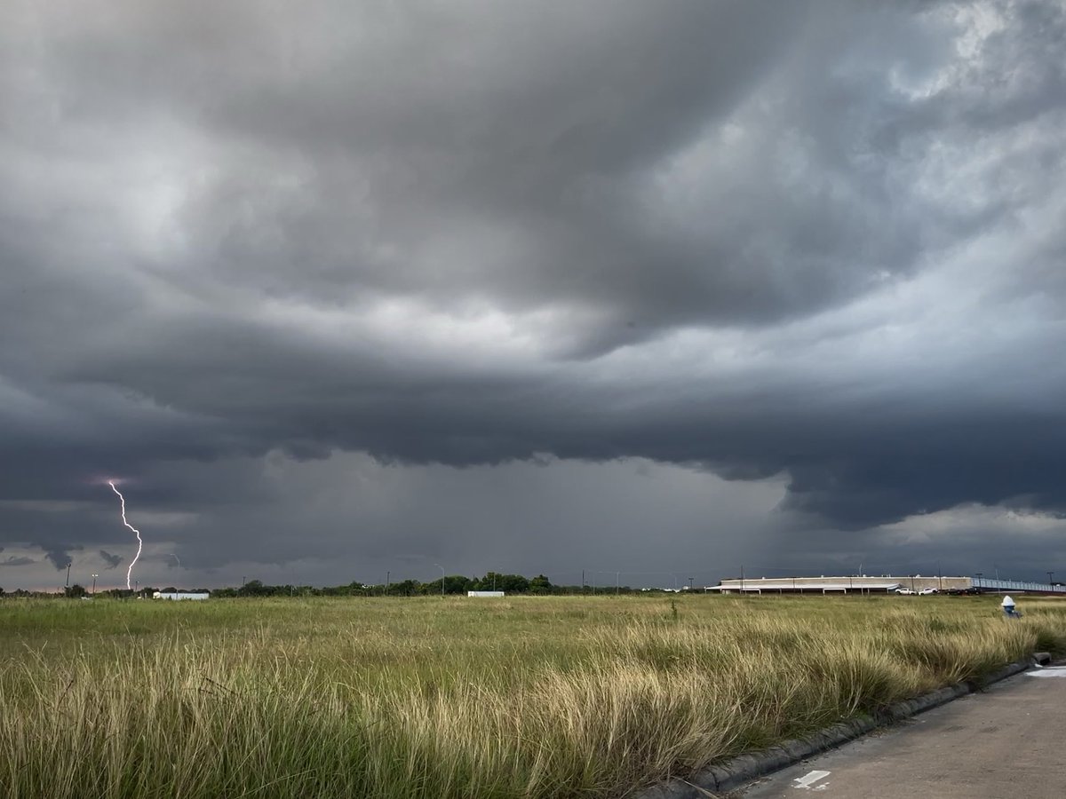 BehrensWx's tweet photo. Storms on Houstons east side earlier. #houwx #txwx @TxStormChasers https://t.co/QNuV7o56Z7