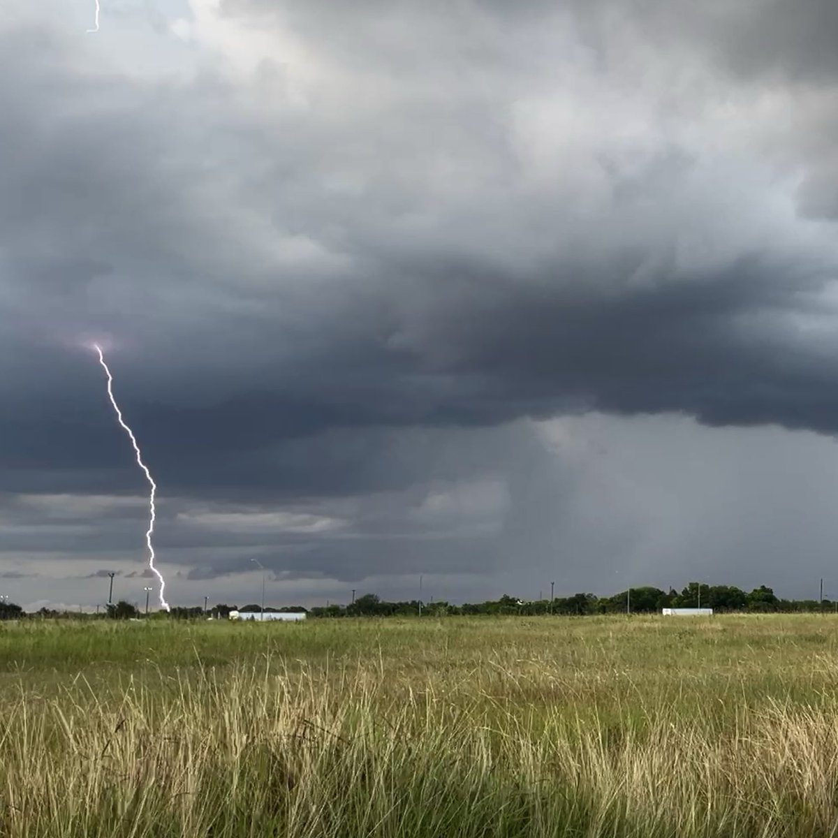 BehrensWx's tweet photo. Storms on Houstons east side earlier. #houwx #txwx @TxStormChasers https://t.co/QNuV7o56Z7