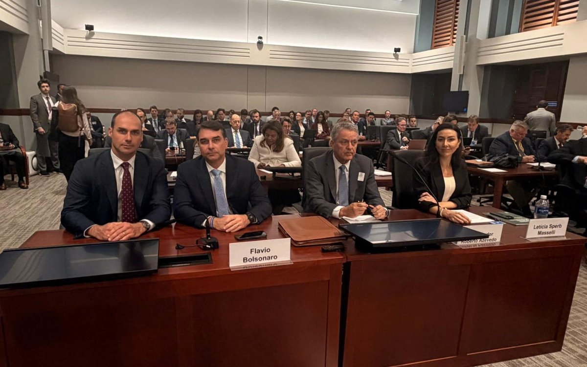 RafaelFontana's tweet photo. Nos Estados Unidos, Flávio e Eduardo Bolsonaro defenderam os interesses dos produtores e cidadãos brasileiros perante as autoridades americanas.

O governo Lula optou por continuar atacando a Administração Trump. https://t.co/q7tjQOZAu6