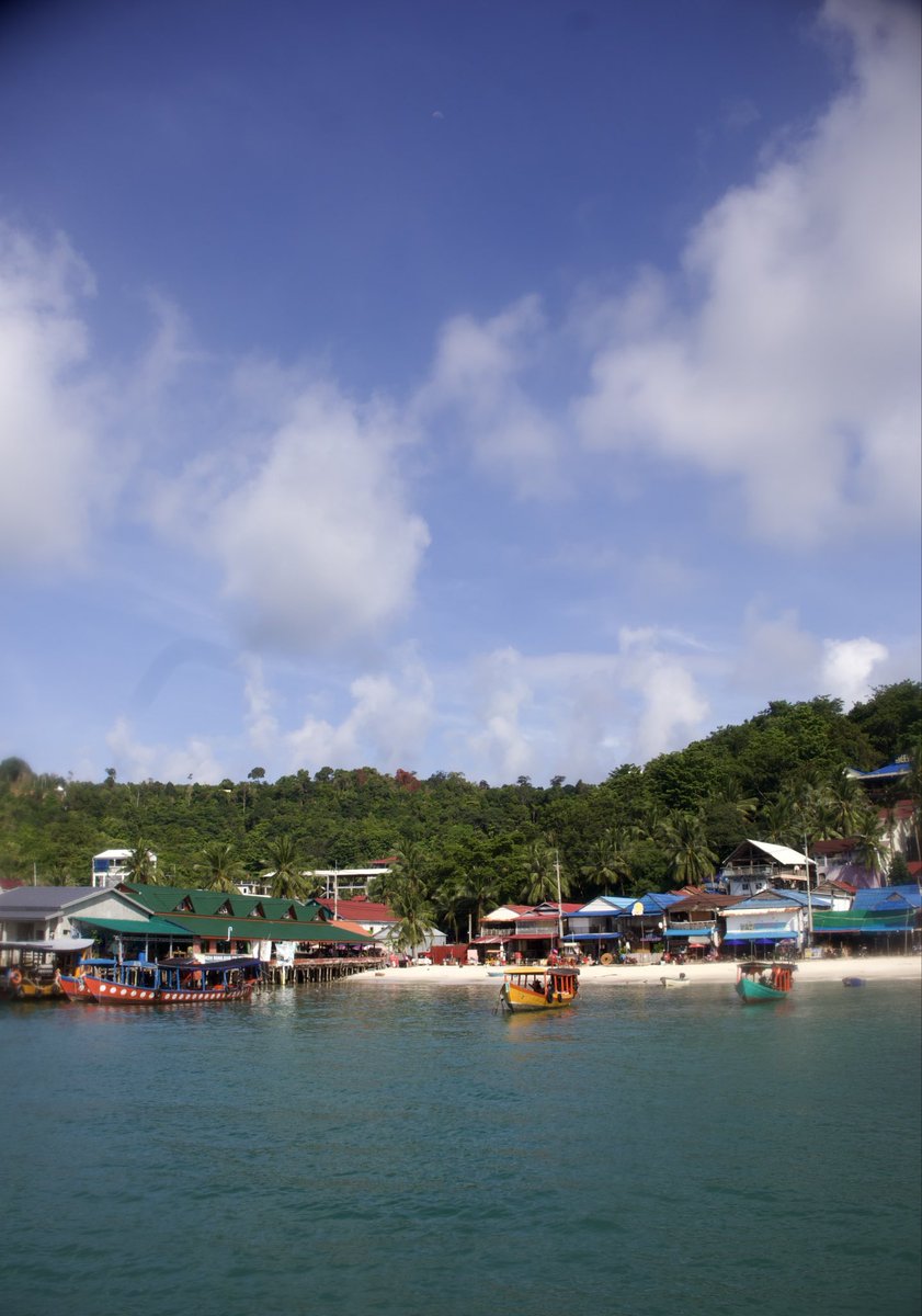 Iwashereyt's tweet photo. Long day on the move leaving Koh Rong 🇰🇭 at 8:25am and getting into Ho Chi Minh 🇻🇳 at 10pm

£22 for the full journey

⛴️ Koh Rong > Sihanoukville
🚌 Sihanoukville > Phnom Penh
🚌 Phnom Penh > Ho Chi Minh

Extremely easy border crossing on foot no questions asked

#travel https://t.co/tkcQHbfHVp