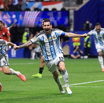 Lucromx's tweet photo. Once minutos cambiaron toda la historia. ⏱️🔥

🇪🇬 Egipto llegó a estar 2-0 arriba y estuvo a nada de dar el gran golpe eliminando a Argentina. 😱⚽

Pero apareció Messi en el momento clave, Argentina remontó 3-2 y sigue viva en la Copa. 🇦🇷🐐 ¡Felicidades! 🎉

#Messi #Argentina https://t.co/WoX4IDA45i