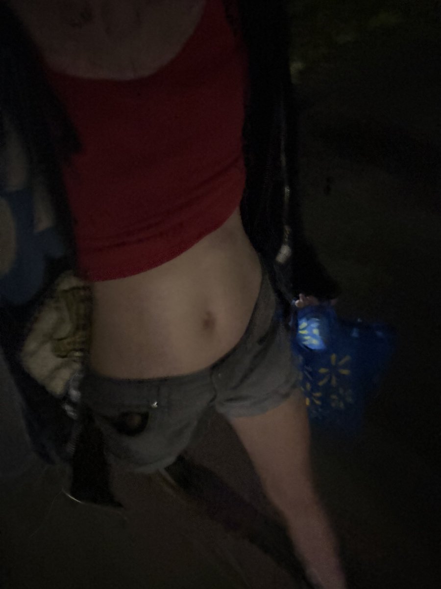 LiturgyOfLust's tweet photo. Night time walks home from the bus stop https://t.co/wNupyiwIoj