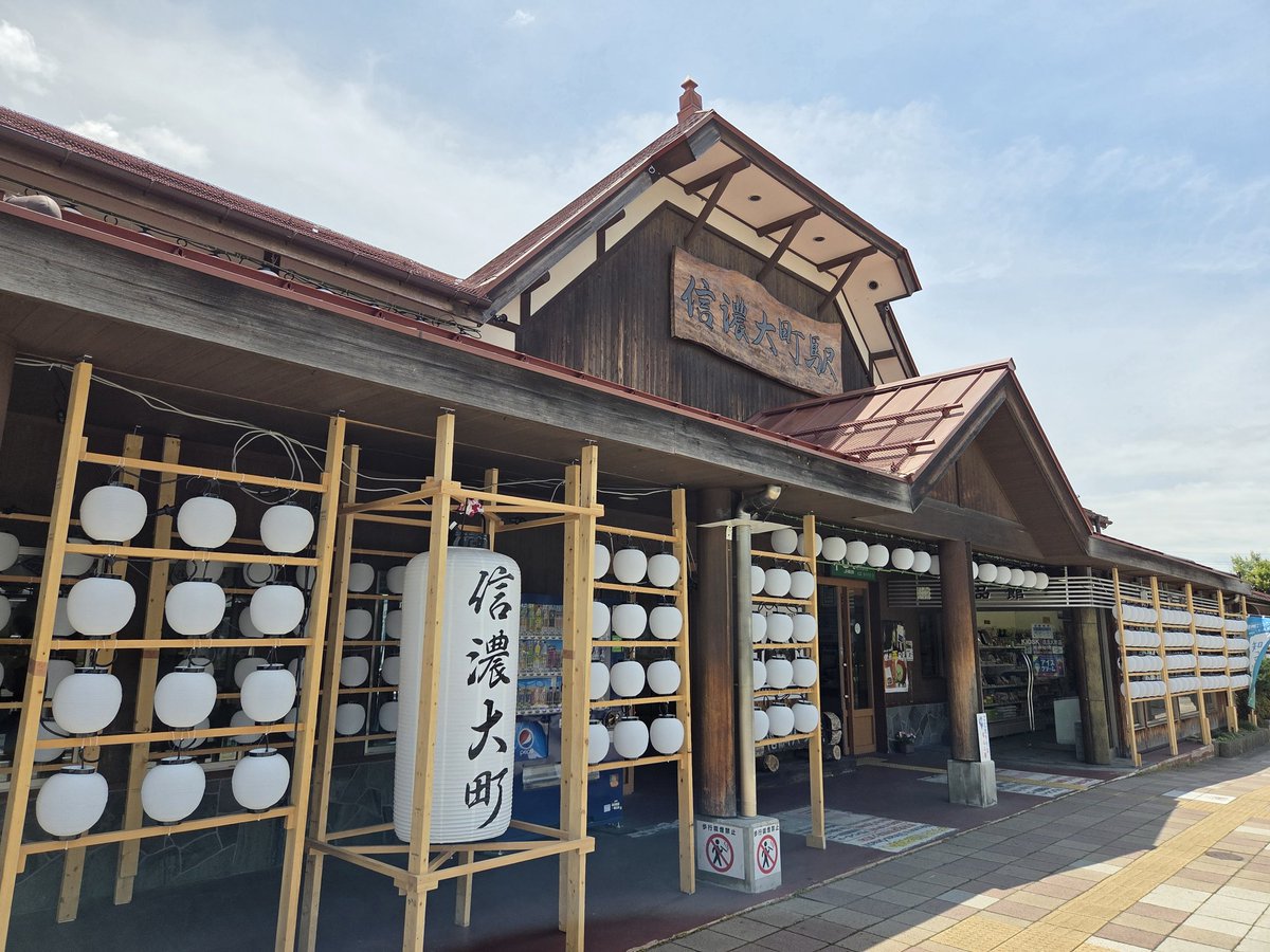 YAtrainaka's tweet photo. 信濃大町に到着！
途中の安曇野の景色が素晴らしいしミュージックホーンも連発で乗ってるだけでもたのしかったw
ここからはバスに乗り換え… https://t.co/L368Qg3dsY