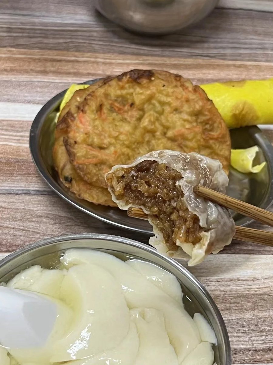 SherryLia4's tweet photo. おはようございます☀️
今朝は超豪華な本場の朝ごはん！
とろとろの豆腐脳、もちもちの焼売、サクサクの油条…どれも美味しすぎて箸が止まりません🤤
朝からこの美味しさを堪能できて、エネルギー満タンです。
今日も一日がんばりましょう！ https://t.co/Hcbnl7W7R9