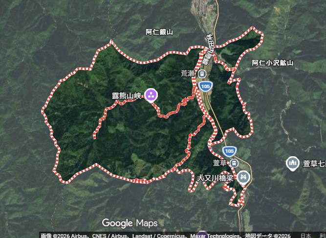 dzerzhinsk2024's tweet photo. 【速報】ABS秋田放送が熊の棲家の様子をいちいち報道した

北秋田市阿仁荒瀬の民家の敷地近くにクマ　草取り男性の約3メートル先を歩く　体長は約1メートル　8日　秋田

伝説
このあたりは、昔から熊が沢山住んでいたので強熊(つよくま)と呼ばれていた。ここに住み着いた者は落ち武者だと言われ、山で狩りをしてなりわいをたてていた。ある冬のこと、一人の猟師が犬を連れて狩りに出かけた。猟師が犬と山を登っていると、大きな熊が襲いかかってきた。猟師は山頂まで熊を追い詰めたが、逃げ場を失った熊は千尋の谷に落ちてしまった。日が暮れると吹雪が猛り狂い、猟師は犬とともに雪の中に立ち往生して、その身は果て石になった。石は猟師が犬を連れて立っている様に見え、この岩を土地の人は「またぎ岩」と呼んだ。
#Yahooニュース
https://t.co/HvXhiI5NKN