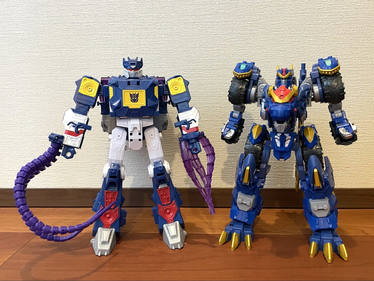 N_to_O's tweet photo. サイバーワールド・エネルゴンサージとワイルドキングW、それぞれの初弾ビッグアイテム。

サウンドウェーブのほうが少しだけ大きい。 https://t.co/smhR4CFnzQ