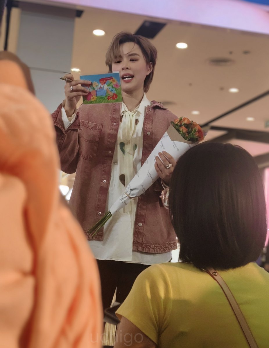 uchigo's tweet photo. คนสวยกับ การ์ดและดอกไม้ของเขา
#BosexSunnee
#BoseCentralWorld #SoundIsPower #BoseFlagshipStore https://t.co/X6ddX6LQDg