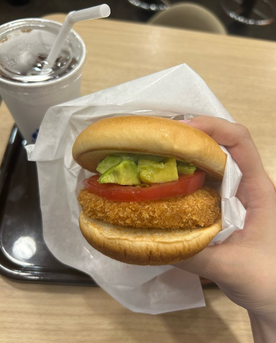 t9rbxj's tweet photo. バズってたモスの海老アボカドバーガーが美味しすぎたからまた食べたい🥹まだ間に合うかな？ https://t.co/yhVAZW3RUq