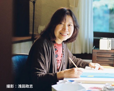 EhonNavi's tweet photo. 絵本作家の林明子さんがお亡くなりになりました。
『こんとあき』『おつきさまこんばんは』『はじめてのおつかい』（作は筒井頼子さん）『はじめてのキャンプ』……子どもの姿と気持ちを愛情いっぱいに描き出された、温かな作品の数々。思い出の作品を挙げたらきりがないほどたくさんの思いがこみ上げてきます。これからも大切に読み継いでいきます。
心よりご冥福をお祈りいたします。
https://t.co/CLeiCBpcOi