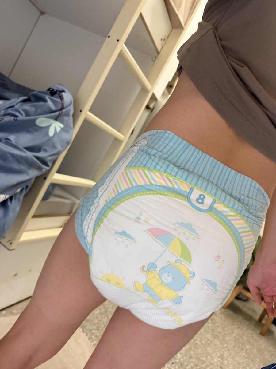 lacostegege's tweet photo. 今日份的早安褲褲是 Kiddo Teddy’s Ultra (M) 唷 🧸🧸

由於上週穿褲型漏尿到床床了，這週開始寶寶改包黏貼式睡覺覺。

不得不說，黏貼式真的比褲型還安心好多。想尿尿就尿尿，完全不用擔心尿太多或太急。

布面的材質和優秀的膠帶設計也讓它不只能晚上包，也適合出門穿，是寶寶近期最滿意的布布了！ https://t.co/wXJ2FHdwPn