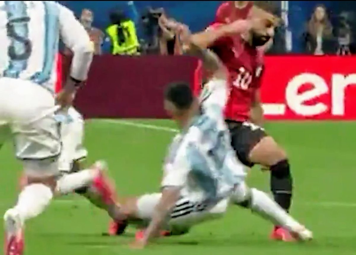 Oyemisty's tweet photo. Yesterday was the black day of the FIFA World Cup. There was so much unfairness that there was no limit to it.

Yesterday Argentina crossed every limit to win.

In the last 13 minutes, Argentina was so unfair that there is no limit to it.
Argentina crossed every limit to win. The whole world was watching how Argentina was being unfair.

Lionel Messi's supporters may be happy, but the world must be spitting on it.

In the last 13 minutes, Argentina was not playing football. The aim of Argentina's players was to injure Egypt's players and keep them away from the football.

There are many moments where Argentina's players are deliberately kicking Egypt's players' legs and making them fall.

Someone is deliberately blocking their way. I mean, how low did Argentina go just to win?
Argentina won by being unfair, while Egypt's players were left pleading with folded hands.

FIFA World Cup management, just give the World Cup trophy to Argentina, but don't show such an unfair game to the world. Football is connected with emotions, and it has been insulted.

What do you think? If you watched the football match live, then you would know everything.