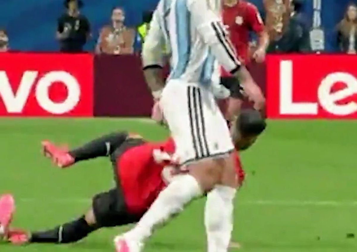 Oyemisty's tweet photo. Yesterday was the black day of the FIFA World Cup. There was so much unfairness that there was no limit to it.

Yesterday Argentina crossed every limit to win.

In the last 13 minutes, Argentina was so unfair that there is no limit to it.
Argentina crossed every limit to win. The whole world was watching how Argentina was being unfair.

Lionel Messi's supporters may be happy, but the world must be spitting on it.

In the last 13 minutes, Argentina was not playing football. The aim of Argentina's players was to injure Egypt's players and keep them away from the football.

There are many moments where Argentina's players are deliberately kicking Egypt's players' legs and making them fall.

Someone is deliberately blocking their way. I mean, how low did Argentina go just to win?
Argentina won by being unfair, while Egypt's players were left pleading with folded hands.

FIFA World Cup management, just give the World Cup trophy to Argentina, but don't show such an unfair game to the world. Football is connected with emotions, and it has been insulted.

What do you think? If you watched the football match live, then you would know everything.