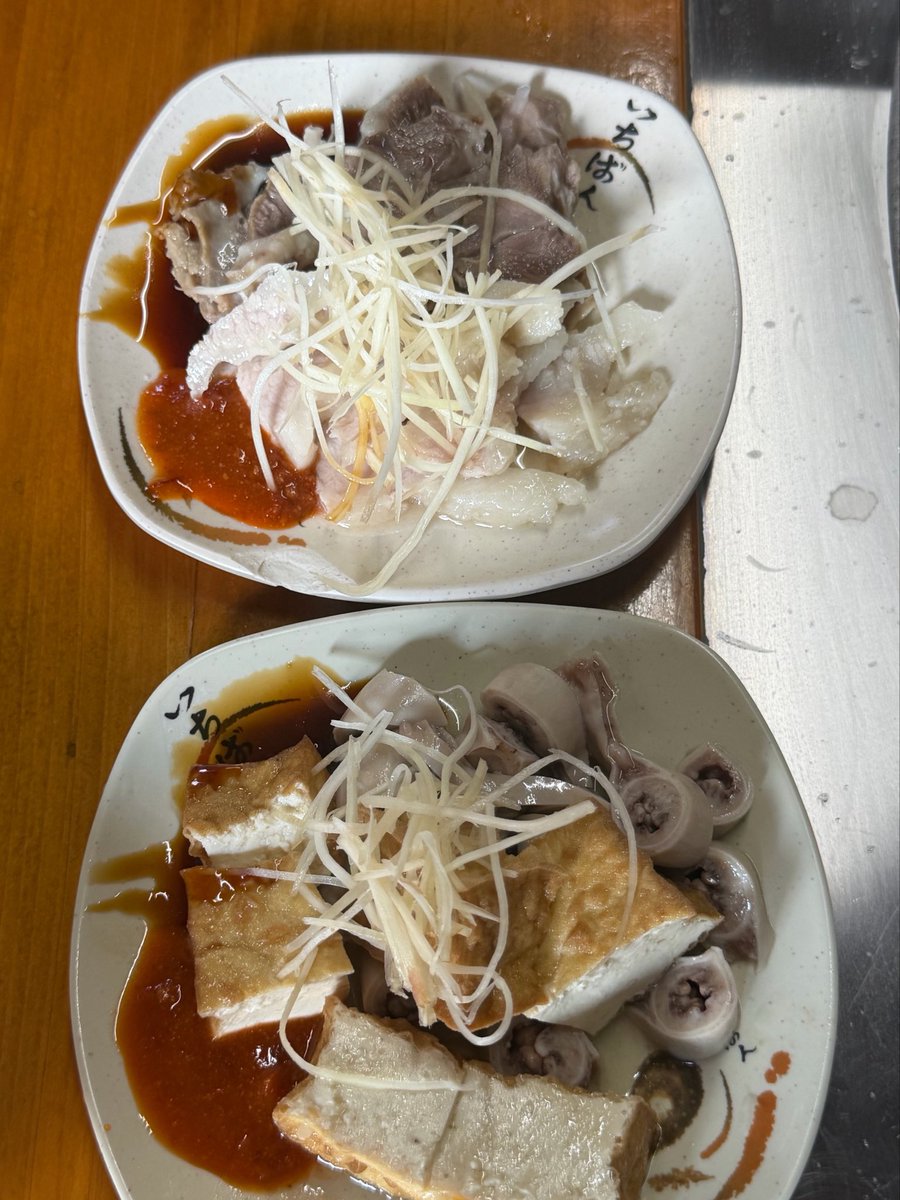 tokyodegu's tweet photo. ホテルからバイクの滝まで歩いて帰り道に朝飯。『大稻埕米粉湯』で台湾雑炊のお店で2人はビーフンぽいと米のミックス、自分は米のみで。豚肉と内臓がたっぷり煮詰められたスープが美味しい。今回もセンピ〜さんの店チョイス。目の前で調理を見ながら食べれる路面屋台風でローカル感たっぷり。横のおば、、マダムが『おいしい』の言葉に反応して日本語で話しかけてくれたり、おいしい！って言ってるよって店のおば、、マダムシェフに伝えてくれたり。身も心もポカポカする粥でした。オヌヌメ★３つ。
