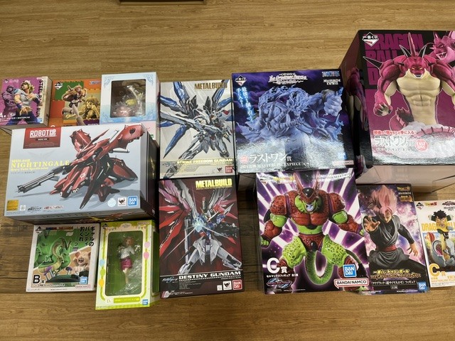 baton_hobby's tweet photo. 【入荷情報】

大量に #プライズフィギュア #1番くじ を買取いたしました！
通販・店頭販売準備中です!!

状態確認はお気軽にスタッフまでお申し付けくださいませ♪

風見鶏ではまだまだ買取を大募集中

営業日：火・水・金曜日 11:00～17:30(最終受付)
ご予約なしでも来店可能!
ご来店お待ちしております。

店頭持ち込みが難しい方はLINEで事前査定受付中：https://t.co/wddRxzdNRo

#ガンプラ #プラモデル #フィギュア #トレカ #風見鶏
#バトンストア