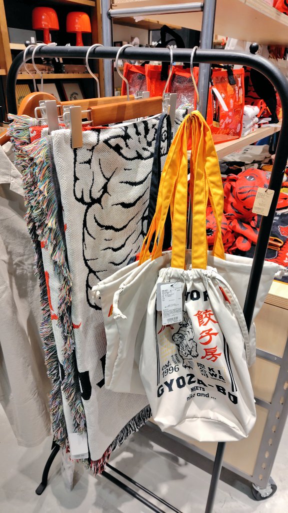 mkn_umi's tweet photo. n年ぶり紅虎コラボも良くて
取り急ぎ巾着バッグ買ってもたけど
餃子Tとかも良いなぁ https://t.co/KEA9HZ4mPV
