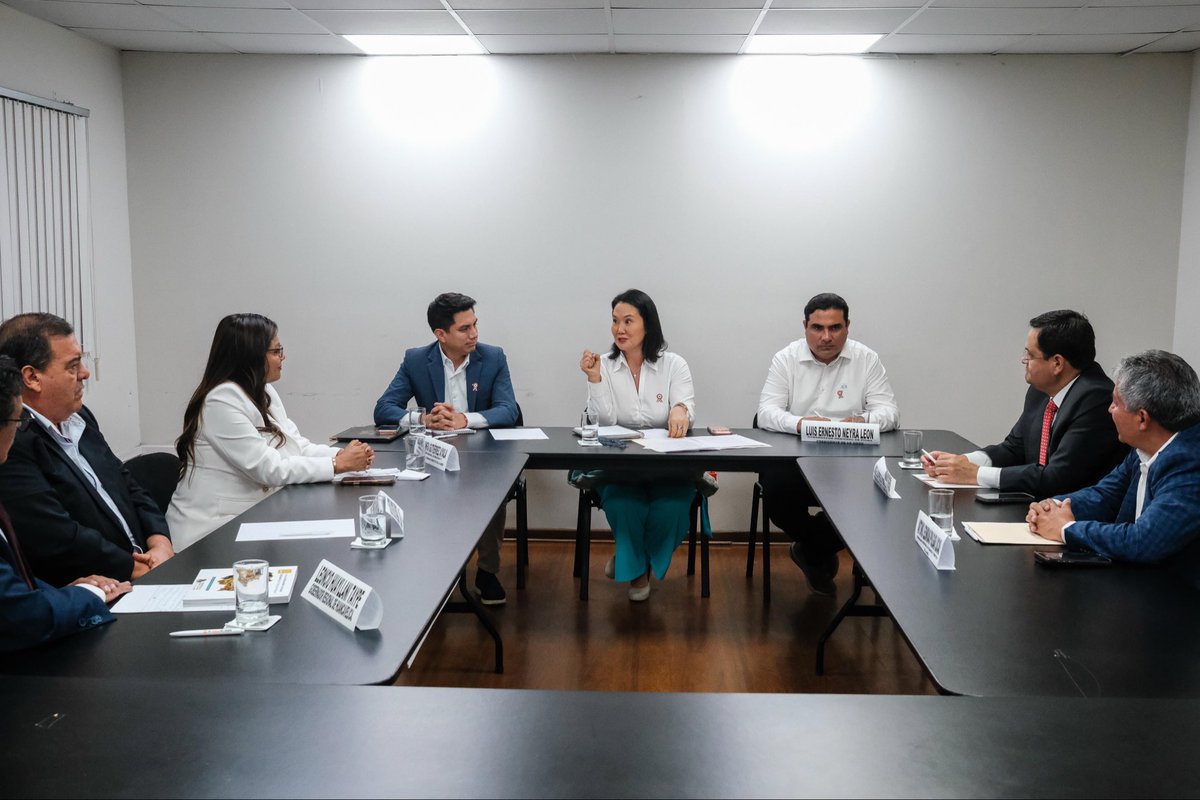 ope_peru's tweet photo. #AgendaOPE

La presidenta electa, Keiko Fujimori, sostuvo una reunión con el Consejo Directivo de la Asamblea Nacional de Gobiernos Regionales para coordinar acciones de prevención frente al fenómeno de El Niño. Durante el encuentro, reafirmó la importancia de sumar esfuerzos con las regiones para proteger a la población y atender de manera oportuna sus principales necesidades.