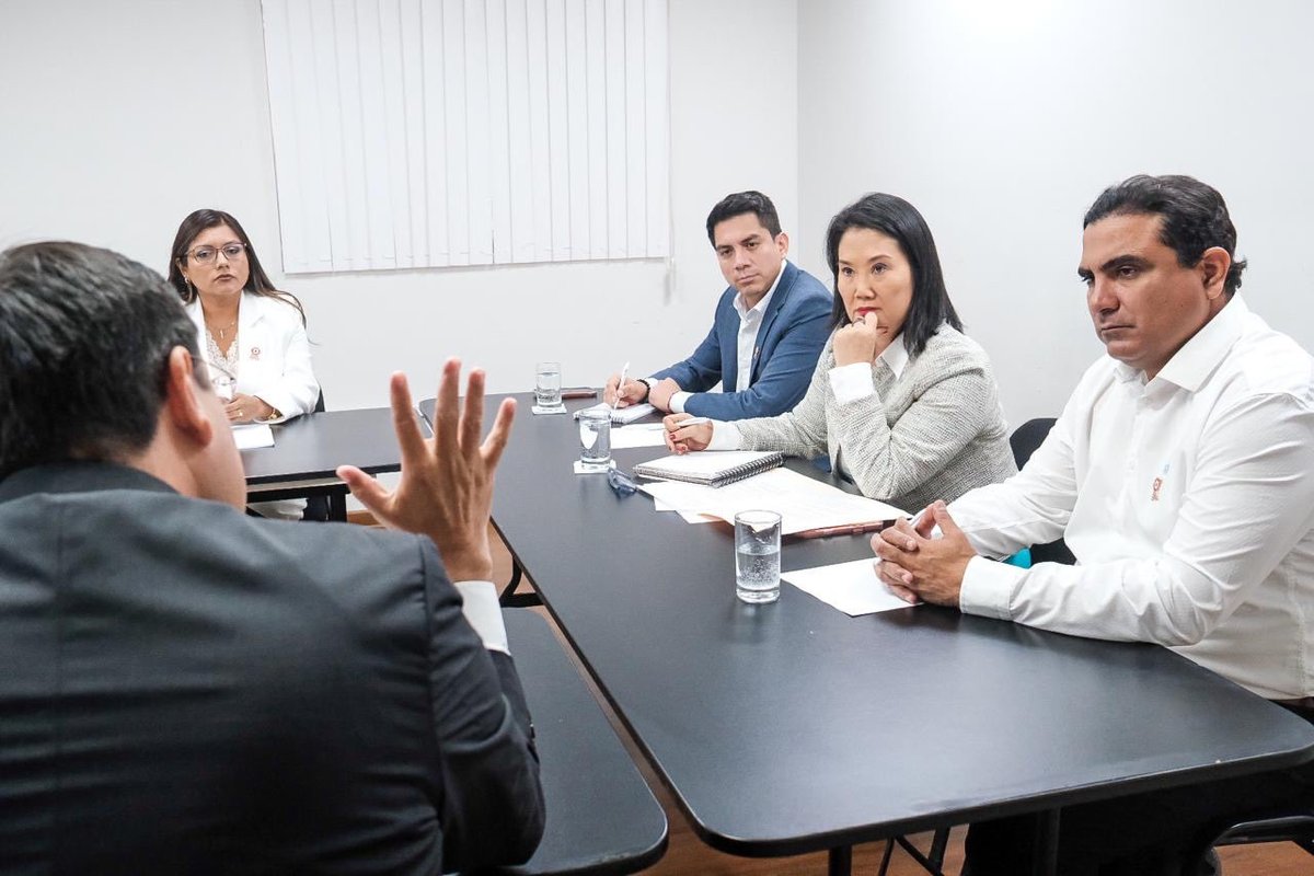 ope_peru's tweet photo. #AgendaOPE

La presidenta electa, Keiko Fujimori, sostuvo una reunión con el Consejo Directivo de la Asamblea Nacional de Gobiernos Regionales para coordinar acciones de prevención frente al fenómeno de El Niño. Durante el encuentro, reafirmó la importancia de sumar esfuerzos con las regiones para proteger a la población y atender de manera oportuna sus principales necesidades.