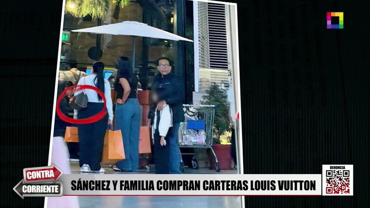 mikitamallma's tweet photo. Sánchez solo tiene 2 hijas, pan con huevo: Una de 9 años (la que sale abrazando) y otra de 3. Las mujeres con las carteras Louis Vuitton NO son sus hijas (como falsamente anuncia el kachudo de Augusto Thorndike en esa cloaca llamada Willax). Los 3 (Thorndike, el canal, y tú) están incurriendo en el delito de difamación. Y tú ya tienes 2 demandas por ese delito por cierto, baboso. 💌 CC: @RobertoSanchP @ernestozunini