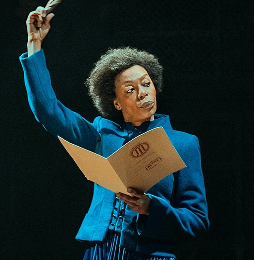 dbabyadams's tweet photo. BOMBA 🚨 D'Baby Adams, a Chanceler da Cultura Britânica DETONOU a atriz Fernanda Torres após ATAQUE contra Karla Sofía Gascón

“— Expor os bastidores de uma conversa privada com uma colega de ofício não é apenas uma quebra ultrajante de decoro, é a assinatura de uma absoluta falta de finesse profissional. Fernanda Torres agiu com a baixeza típica de quem não sabe habitar a alta diplomacia que a temporada de prêmios exige. A acusação de Karla Sofía Gascón de que haveria um boicote de bastidores não é, de maneira alguma, infundada. Basta observar o temperamento historicamente hostil dos brasileiros no ambiente cultural. É uma gente que reage na base do instinto e da agressividade sempre que sua mediocridade é ameaçada. A reação da atriz latina apenas confessa o que o mundo já sabe: falta-lhe a dignidade do espírito clássico. Uma postura deplorável.”