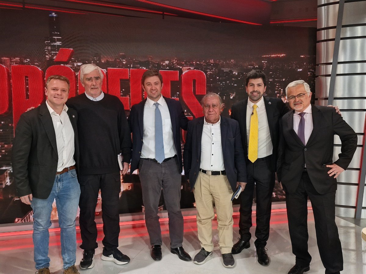 candrews_cl's tweet photo. Gran programa hoy en Próceres! Defendiendo ideas junto a grandes compañeros de panel! https://t.co/ocacnmNTic