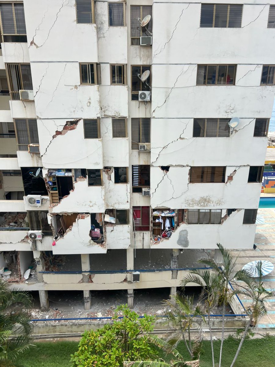 RobertLobo_'s tweet photo. Edificio El Galeón; frente al Club Canarias, Macuto, La Guaira. 

La edificación sufrió severamente en sus columnas (bases) poniendo en riesgo todo a su alrededor. Más de 30 casas de la zona pueden verse afectadas. 

No soy experto, pero esto se ve para demolición. https://t.co/l4L0J8Ua90