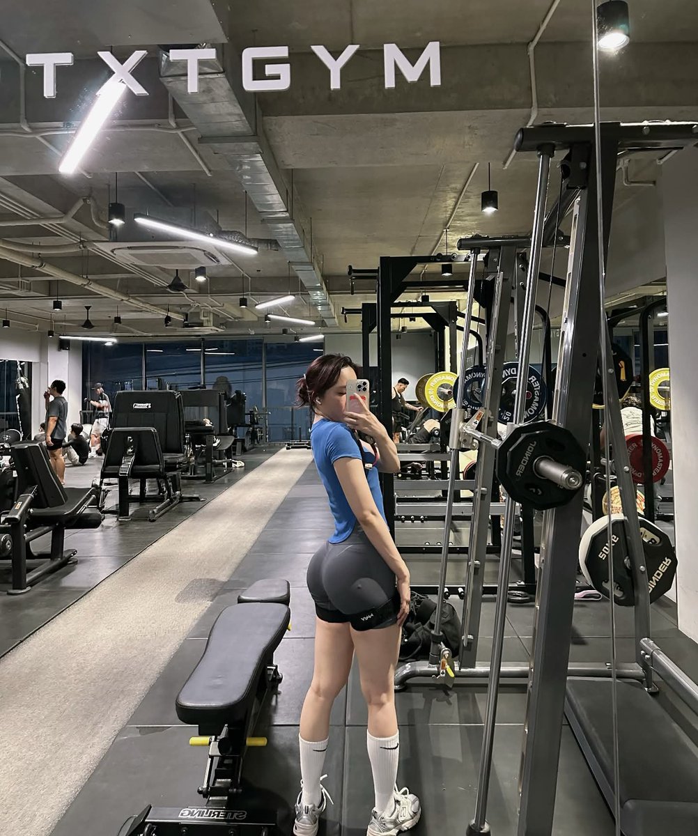 _hyoo_____'s tweet photo. 오늘 백신 맞아서 왼팔이 엄청 아픈데도 루틴은 포기할 수 없죠. 다행히 오늘은 하체 데이 ~~ 🦵🏻🥹😮‍💨 
#몸매 #ootd #오운완 https://t.co/P6E6hyv7bf
