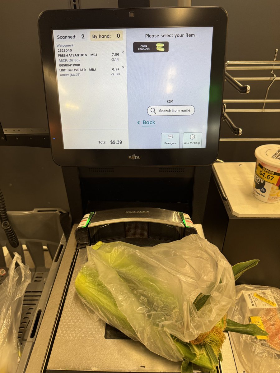 tomoyvr's tweet photo. 日本では、セルフレジでの万引きが社会問題のようですが、カナダでは、野菜とかの計り売りがあるので、スキャン台とかには計りが内蔵されていて、スキャン台に物を置いたまましたら警告出るし、スキャンせずに，スキャン済みの台に置くと警告出るしで、日本で行われる手法では万引き出来ません。 https://t.co/9WbA6tlCII