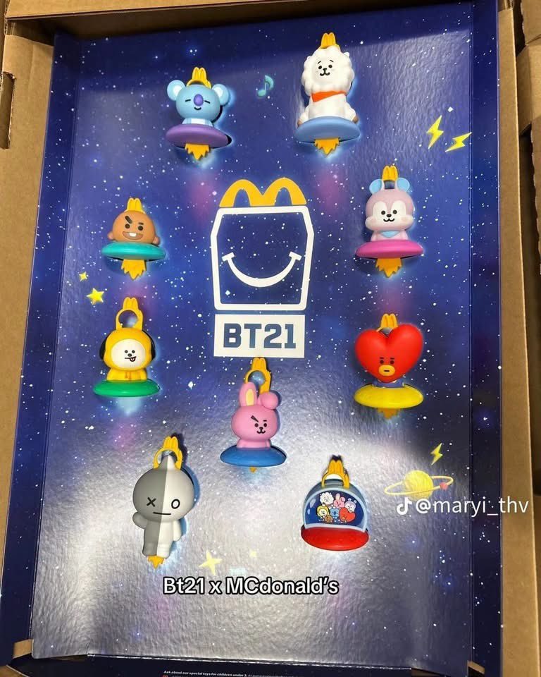 yullescreve's tweet photo. Achei os bonecos do BT21 x Mc Donalds bonitinhos, mas odiei esse arco do mc na cabeça deles. Espero que dê pra arrancar... 

(Infelizmente achei aqueles da IA mais bonitos, que ódio que eu tô 😢) https://t.co/pTDUs85IwF