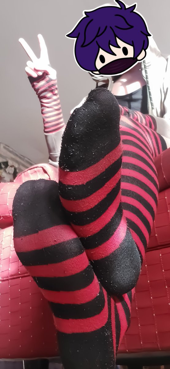 Revikku's tweet photo. You know, I didn't expect these socks to do so well in the previous pic😅. Maybe I should include them more often in future photos🤔? Yeah, maybe...
Anyways, good night everyone, have sweet dreams❤️🖤❤️🖤❤️. https://t.co/y6UGQhQqMa