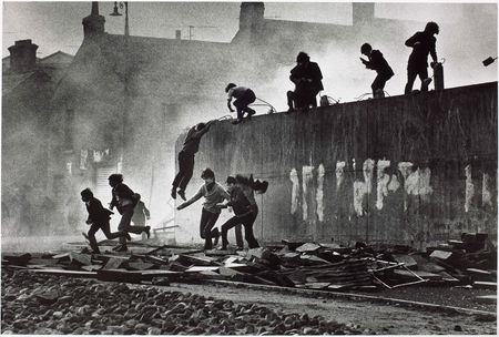 PunkRockStory's tweet photo. Punk rock always sought to call out social ills – 55 years ago today

Young troublemakers flee from the British Army in Derry on July 8, 1971, during the conflict in Northern Ireland.

📸 Don McCullin

In 1980, the band Killing Joke used this photo as the cover for their debut album.

#punkrock #postpunk #killingjoke #punkrockhistory