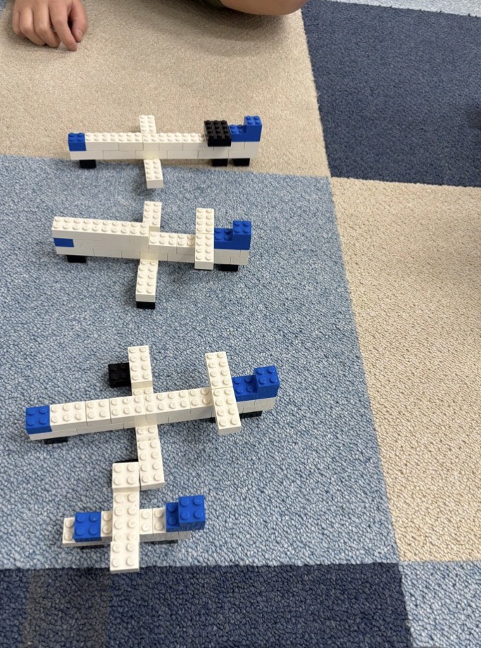 3v3N89's tweet photo. 今回は、飛行機を作成してました。が、生徒曰く、「飛行機は飛行機だけど全日空の並びだよ」と！
まさに青と白、待機場の光景が目に浮かびました。ANA派の私としては感心するばかりでした。
#ふれあい 
#江戸川 
#妙典 
#放デイ 
#児発 
#発達支援 
#療育 https://t.co/M2FbTlMTHU