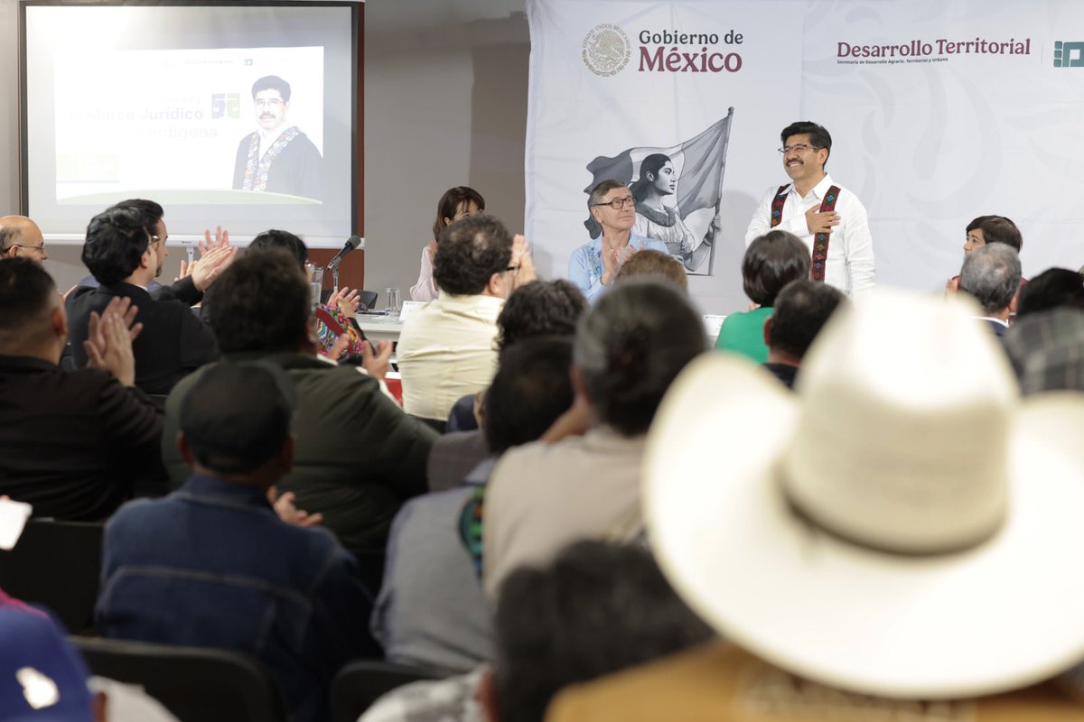 HugoAguilarOrti's tweet photo. Esta tarde en la Procuraduría Agraria (@PAgraria), impartí la conferencia titulada "El Nuevo Poder Judicial y el Marco Jurídico Agrario e Indígena".

Compartí una reflexión sobre el momento que vive nuestro país y la oportunidad que tiene el nuevo Poder Judicial Federal de consolidar una justicia con enfoque social, capaz de interpretar la Constitución desde el principio de realidad, para que las decisiones judiciales respondan a las condiciones genuinas en que viven las personas y no se limiten a una aplicación estrictamente formal de la ley.

La protección de la propiedad social, los derechos agrarios y los derechos de los pueblos y comunidades indígenas exigen una visión que vaya más allá del formalismo jurídico. La justicia cobra sentido cuando sus decisiones responden a la realidad de las personas y contribuyen a seguir la transformación que ya se ha dado en el Poder Judicial y en el reconocimiento de las comunidades frente a la ley.

Desde la Suprema Corte de Justicia de la Nación seguiremos impulsando una justicia cercana a la sociedad, abierta al diálogo y comprometida con el fortalecimiento del Estado de Derecho y con una #JusticiaRealYVerdadera.