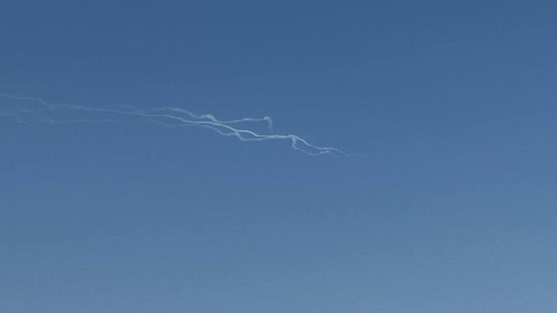 MarioNawfal's tweet photo. 🚨 🇮🇷🇧🇭 BREAKING: Iran has reportedly fired ballistic missiles at Bahrain

-Three ballistic missiles were reportedly launched from Iran's Fars Province, likely aimed at Bahrain

-Bahrain hosts the U.S. Fifth Fleet at Mina Salman, the IRGC's named target in past barrages

-It's likely the "resounding response" Iran's military command promised hours ago, answering the destruction of 60-plus IRGC boats

Source: Tabz on TG / Writer: Daniel