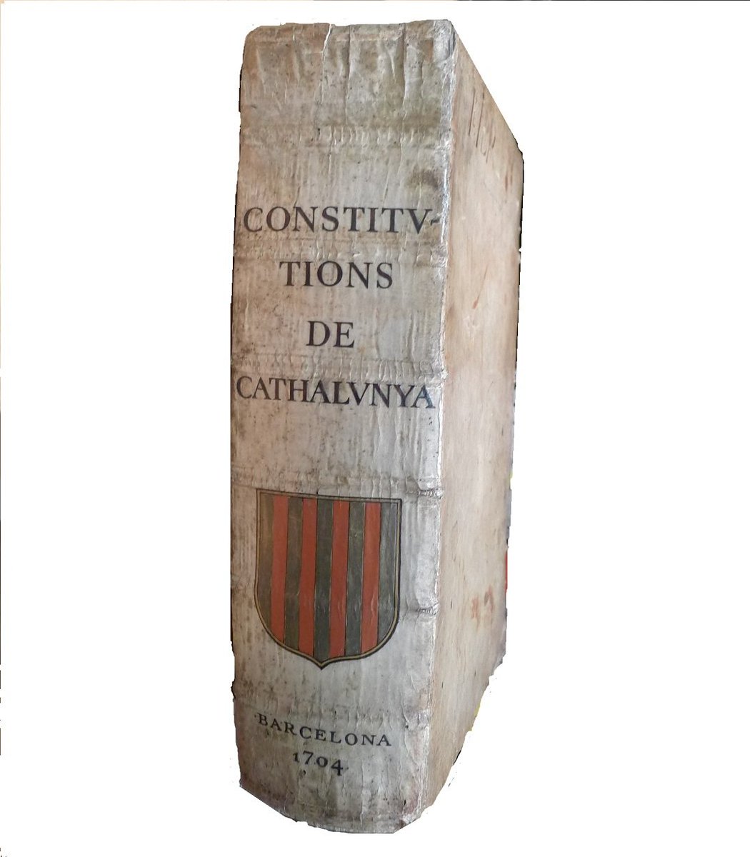 RBerenguerIII's tweet photo. Molta gent es pensa que els límits al poder reial i el parlamentarisme modern van néixer a Anglaterra o amb la Revolució Francesa o a Lleó. Però la realitat és que el 1283, a les Corts de Barcelona, es va signar un dels acords polítics més revolucionaris i avançats de la història d'Europa.

És veritat que Anglaterra ja tenia la famosa Carta Magna (1215), però aquell era un pacte gairebé exclusiu entre el rei i l'alta noblesa d'allà. En canvi, les Corts de 1283 ja asseien a la mateixa taula, amb un pes brutal, el tercer estat: els ciutadans i burgesos de Barcelona, Girona, Lleida o Perpinyà.

Per primera vegada un rei medieval accepta que ell no estava per sobre de la llei i el General i es consideren les primeres Constitucions modernes. 

Al·lucineu de com es feia política fa més de 700 anys: 👇

Contexte: Un rei contra les cordes. Som a l'any 1283. Pere el Gran ha conquerit Sicília, però el Papa l'ha excomunicat i França està preparant una croada militar per envair Catalunya. El rei està aïllat i necessita diners i soldats de manera urgent.

Els representants catalans (nobles, església i els rics de les ciutats) li diuen: "T'ajudarem, majestat, però s'ha acabat fer el que et doni la gana. O pactem, o aquí no hi ha ni un ral".

D'aquella negociació a vida o mort neix el PACTISME. Anem a veure què deien exactament les lleis que va haver de signar el rei:

 👉 1. El rei abdica del seu poder absolut per dictar lleis de manera unilateral. A partir d'aquell moment, legislar és cosa de tots:

"Volem, statuïm e ordenam: que si nos o els successors nostres volrem fer alguna constitució o estatut general en Catalunya, aquella o aquell façam ab approbació e consentiment dels prelats, dels barons, dels cavallers e dels ciutadans de Catalunya, o de la maior e de la pus sana part de aquells."

Traducció: Si el rei o seus fills volen fer una llei general, necessiten sí o sí l'aprovació dels 3 braços de les Corts. 

 👉 2. El parlament obligatori. 
Per evitar que el rei signés l'acord i se n'oblidés, el van lligar de mans obligant-lo a reunir-se amb el territori un cop l'any per retre comptes:

"Item, statuïm que cascun any, en una ciutat o vila de Catalunya notable, celebrarem cort general als catalans..."

👉 3. Control fiscal total (S'han acabat els impostos per decret)
El punt on més mal li feia a la monarquia: la cartera. Si el rei volia anar a la guerra, s'havia de finançar convencent els ciutadans i amb aprovació de les Corts:

"Item, con per soptades messions [despeses] qui de nou occurren o per causa de guerra covenga de vegades demanada general als nostres súbdits: ordenam que d'aquí avant no façam demanada general ne special [...] si donchs iusta e evident necessitat o utilitat de la terra no ho demanava, e de voluntat e consentiment de les corts generals de la dita terra fos atorgat."

👉 4.Finalment, el General (Generalitat) va exigir al rei un jurament sagrat de respectar tot el ventall de lleis i costums històrics (com els Usatges de Barcelona), que es blinden constitucionalment:

"Item, prometem e iuram que nos conservarem a tots los prelats, barons, cavallers e ciutadans, e hòmens de les viles de Catalunya, totes lurs franqueses, llibertats, privilegis, vsatges e bons costums, e aquells los confermam ab les presents."

Mentre a la resta del continent el feudalisme s'encaminava cap a l'absolutisme —on la paraula del rei era paraula de Déu—, Catalunya va triar el camí de l'equilibri de poders.

Llegir aquests textos originals és adonar-se que el control dels governants i el dret a decidir sobre les nostres pròpies lleis i impostos no són cap invent modern. Venen de molt lluny.

Aquest model va resistir i va regular la política catalana durant més de quatre segles, fins que va ser esclafat pels Decrets de Nova Planta i el dret de conquesta de 1714.

Si t'ha agradat aquest viatge a les nostres arrels constitucionals, deixa un ❤️ , un comentari o propaga amb RT! 🔄